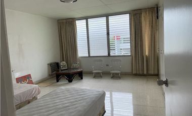 Se Alquila excelente Terreno con casa de Dos Pisos en Calle 50. (AA)