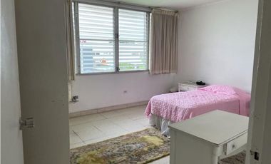 Se Alquila excelente Terreno con casa de Dos Pisos en Calle 50. (AA)