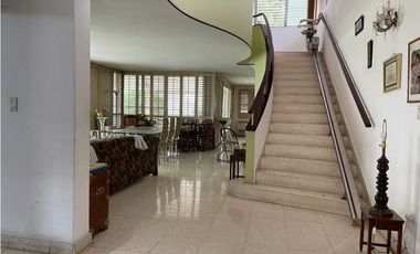 Se Alquila excelente Terreno con casa de Dos Pisos en Calle 50. (AA)