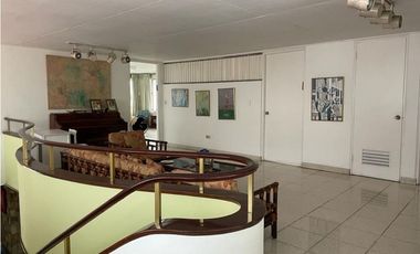 Se Alquila excelente Terreno con casa de Dos Pisos en Calle 50. (AA)