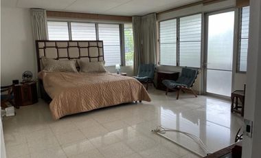 Se Alquila excelente Terreno con casa de Dos Pisos en Calle 50. (AA)