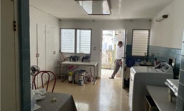 Se Alquila excelente Terreno con casa de Dos Pisos en Calle 50. (AA)