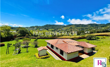 SE VENDE HERMOSA FINCA EN EL CARMEN DE VIBORAL