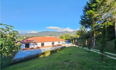Casa Finca en El Carmen de Viboral – Amplios Espacios y Vista Única
