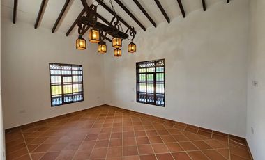 Casa Finca en El Carmen de Viboral – Amplios Espacios y Vista Única