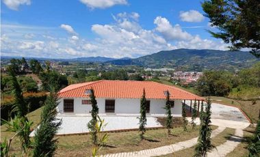 Casa Finca en El Carmen de Viboral – Amplios Espacios y Vista Única