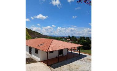 Casa Finca en El Carmen de Viboral – Amplios Espacios y Vista Única