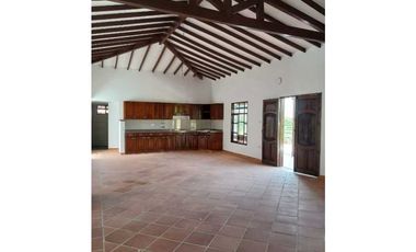 Casa Finca en El Carmen de Viboral – Amplios Espacios y Vista Única