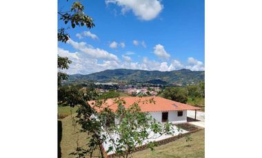 Casa Finca en El Carmen de Viboral – Amplios Espacios y Vista Única
