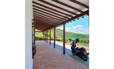 Casa Finca en El Carmen de Viboral – Amplios Espacios y Vista Única