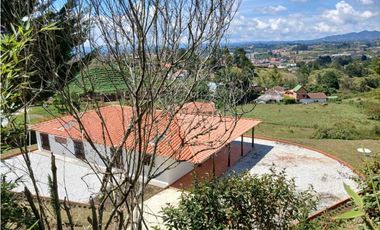 Casa Finca en El Carmen de Viboral – Amplios Espacios y Vista Única