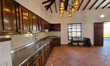 Casa Finca en El Carmen de Viboral – Amplios Espacios y Vista Única