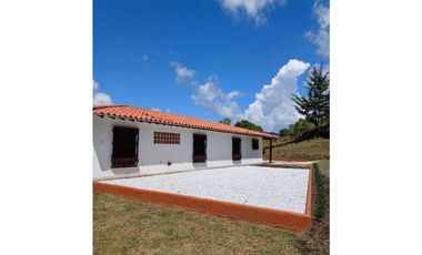 Casa Finca en El Carmen de Viboral – Amplios Espacios y Vista Única