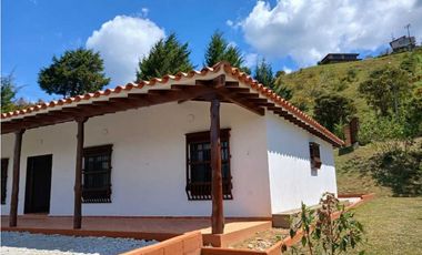 Casa Finca en El Carmen de Viboral – Amplios Espacios y Vista Única