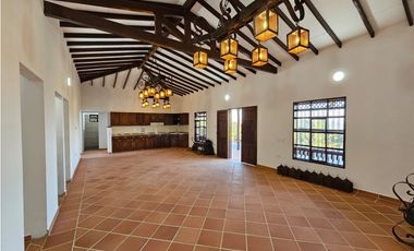 Casa Finca en El Carmen de Viboral – Amplios Espacios y Vista Única