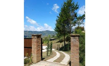Casa Finca en El Carmen de Viboral – Amplios Espacios y Vista Única