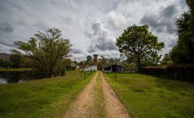 CASA CAMPESTRE EN LLANOGRANDE UNIDAD CERRADA