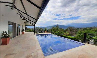 En Venta Casa Campestre con Piscina Privada y  Aljibe, La Mesa Cund.