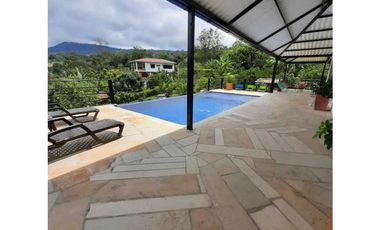 En Venta Casa Campestre con Piscina Privada y  Aljibe, La Mesa Cund.