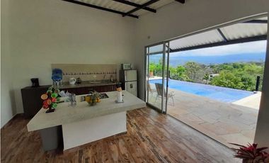 En Venta Casa Campestre con Piscina Privada y  Aljibe, La Mesa Cund.