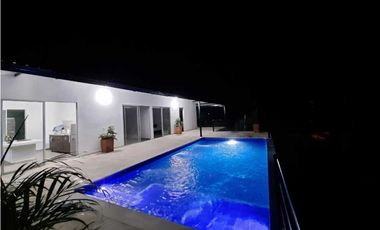 En Venta Casa Campestre con Piscina Privada y  Aljibe, La Mesa Cund.