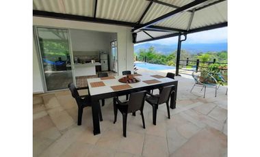 En Venta Casa Campestre con Piscina Privada y  Aljibe, La Mesa Cund.