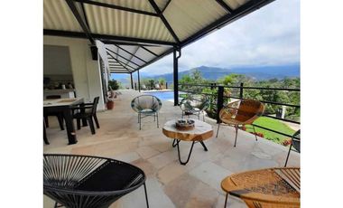 En Venta Casa Campestre con Piscina Privada y  Aljibe, La Mesa Cund.