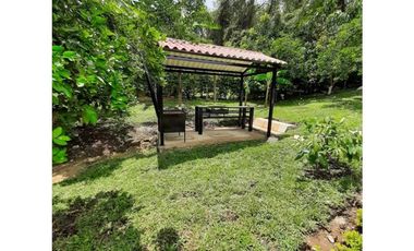 En Venta Casa Campestre con Piscina Privada y  Aljibe, La Mesa Cund.
