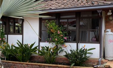 AMPLIA Y HERMOSA CASA CAMPESTRE A LA VENTA