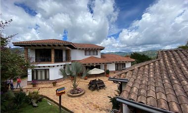 AMPLIA Y HERMOSA CASA CAMPESTRE A LA VENTA