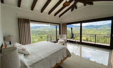 AMPLIA Y HERMOSA CASA CAMPESTRE A LA VENTA