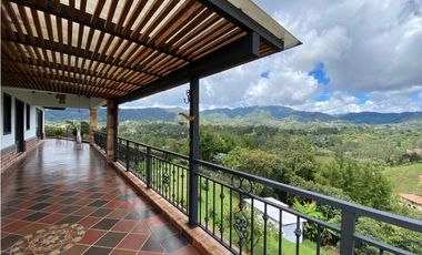 AMPLIA Y HERMOSA CASA CAMPESTRE A LA VENTA