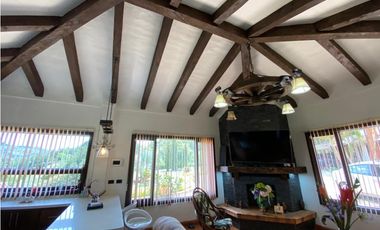 AMPLIA Y HERMOSA CASA CAMPESTRE A LA VENTA