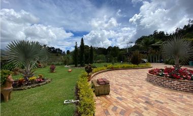 AMPLIA Y HERMOSA CASA CAMPESTRE A LA VENTA