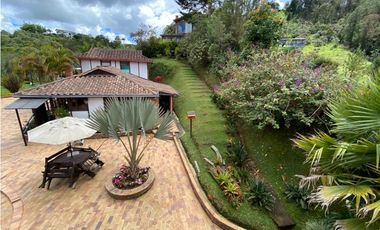 AMPLIA Y HERMOSA CASA CAMPESTRE A LA VENTA