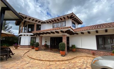 AMPLIA Y HERMOSA CASA CAMPESTRE A LA VENTA