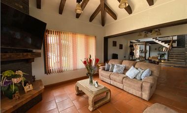 AMPLIA Y HERMOSA CASA CAMPESTRE A LA VENTA