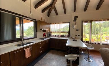 AMPLIA Y HERMOSA CASA CAMPESTRE A LA VENTA