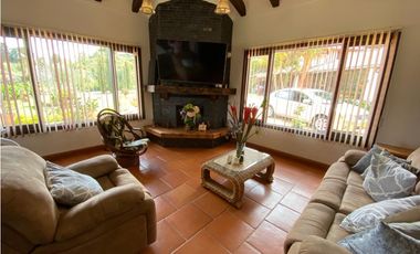 AMPLIA Y HERMOSA CASA CAMPESTRE A LA VENTA