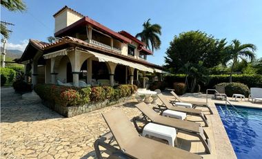 Casa en conjunto cerrado con vista lejana al mar