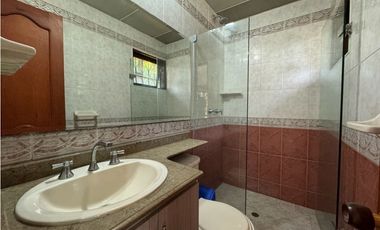 Casa en conjunto cerrado con vista lejana al mar