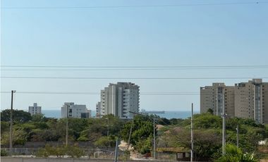 Casa en conjunto cerrado con vista lejana al mar