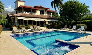 Casa en conjunto cerrado con vista lejana al mar