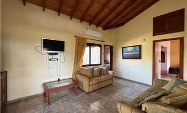 Casa en conjunto cerrado con vista lejana al mar