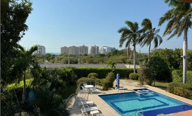 Casa en conjunto cerrado con vista lejana al mar