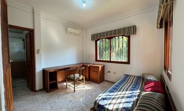 Casa en conjunto cerrado con vista lejana al mar