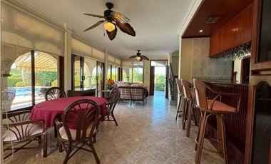 Casa en conjunto cerrado con vista lejana al mar