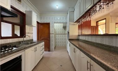 Casa en conjunto cerrado con vista lejana al mar