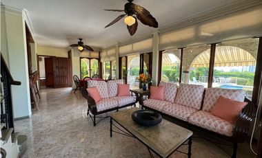 Casa en conjunto cerrado con vista lejana al mar