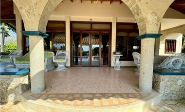 Casa en conjunto cerrado con vista lejana al mar
